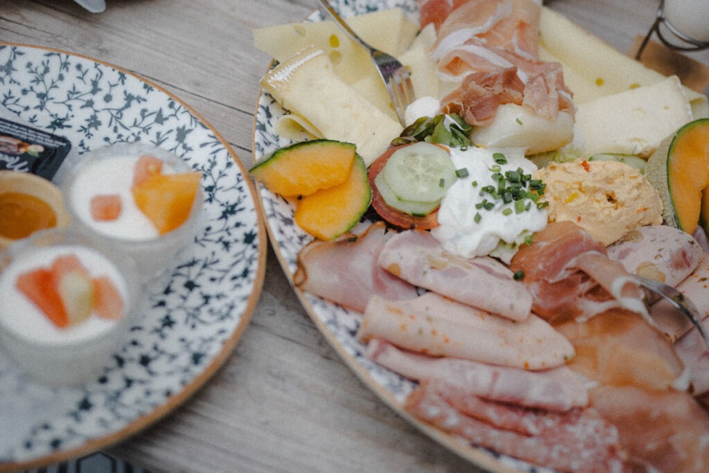 regionales, vielfältiges Frühstück mit Wurst, Käse, frischem Gemüse, Aufstrichen, Obst