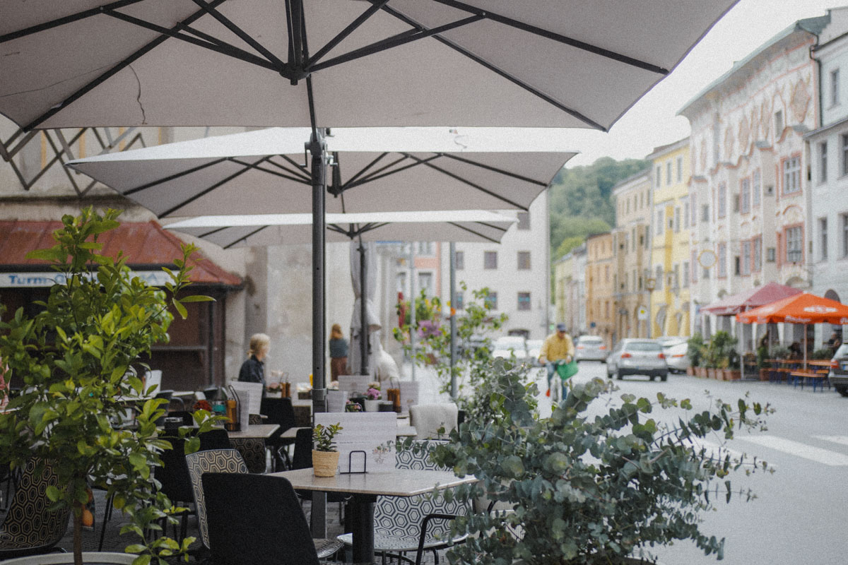 gemütliche Terasse vorm Stechl Keller in der wasserburger Altstadt
