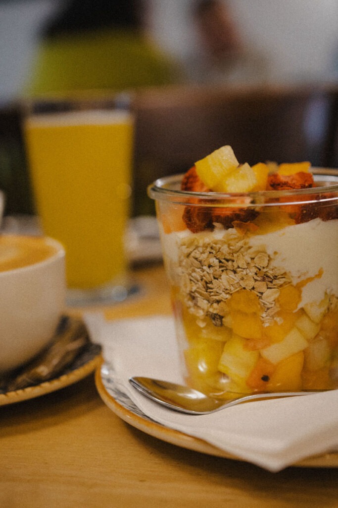 Frisches Müsli im Glas zur Frühstückszeit im Stechl Keller in Wasserburg