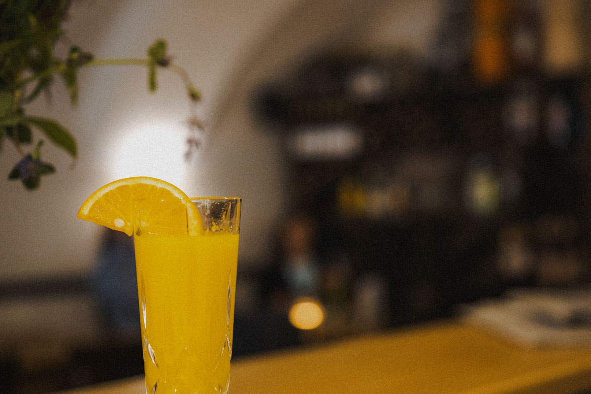 Ein frisch gepresstes Glas Orangensaft im Stechl Keller in Wasserburg am Inn