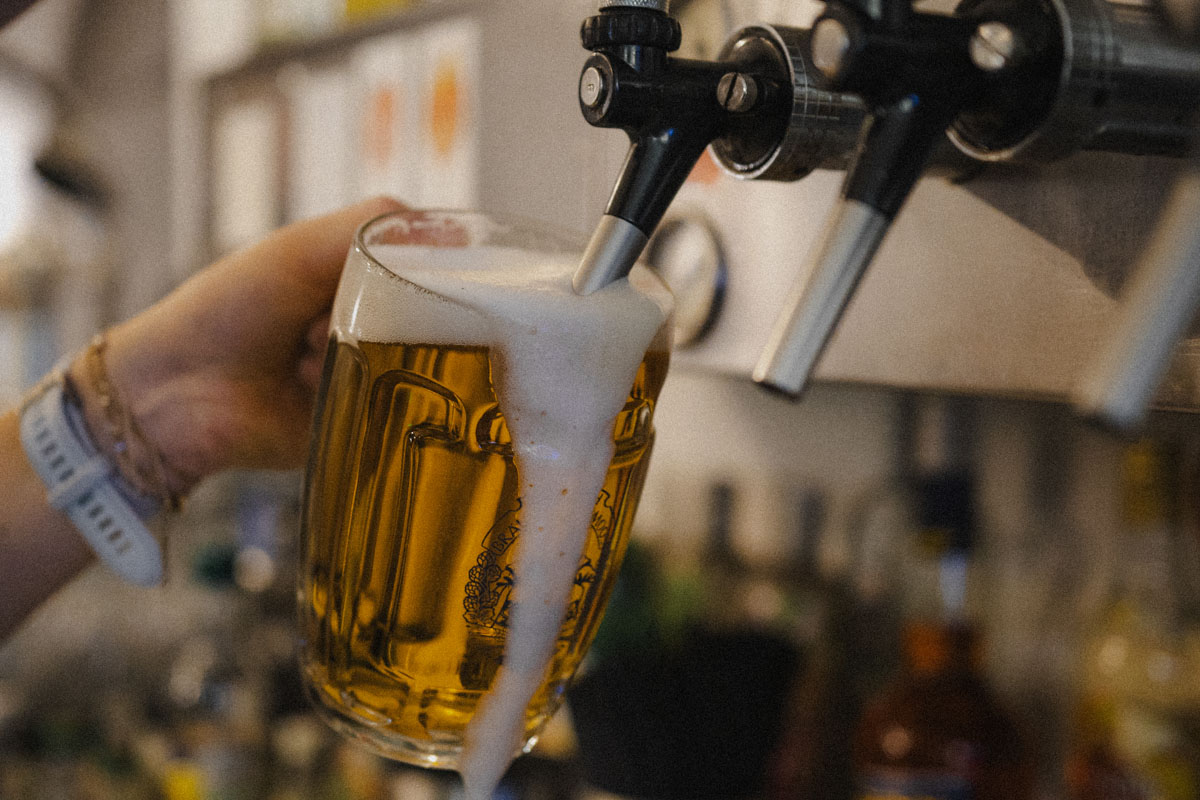 Bier wird frisch an der Bar im Stechl Keller gezapft