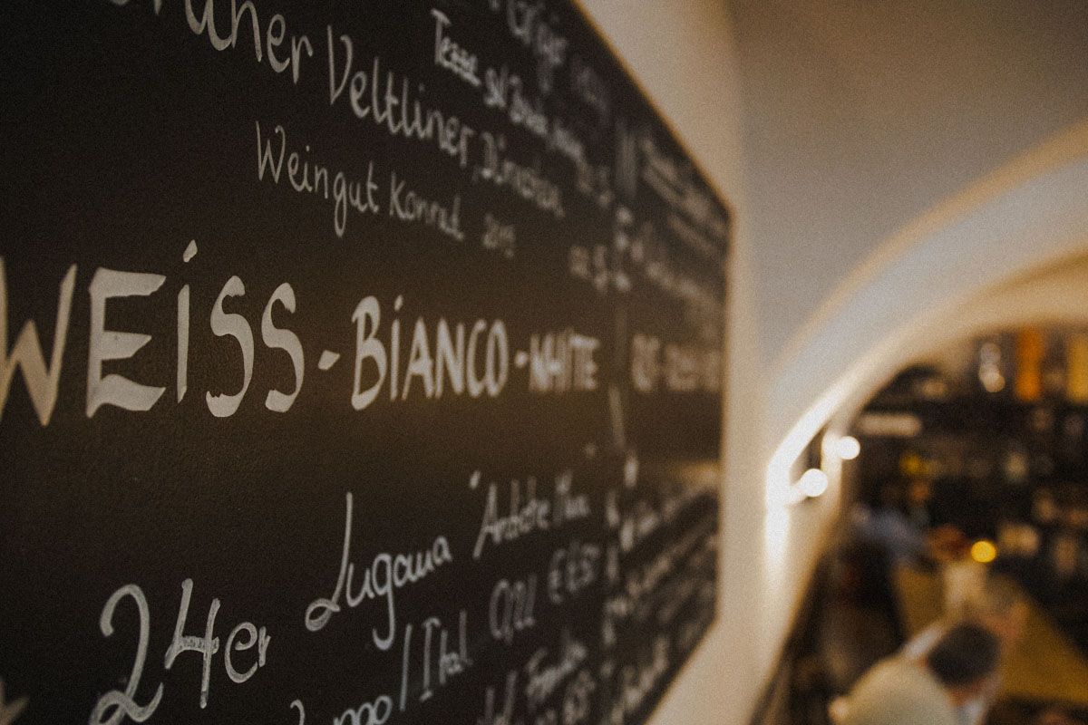 Eine Tafel mit einer liebevoll, handgeschriebenen Getränkekarte