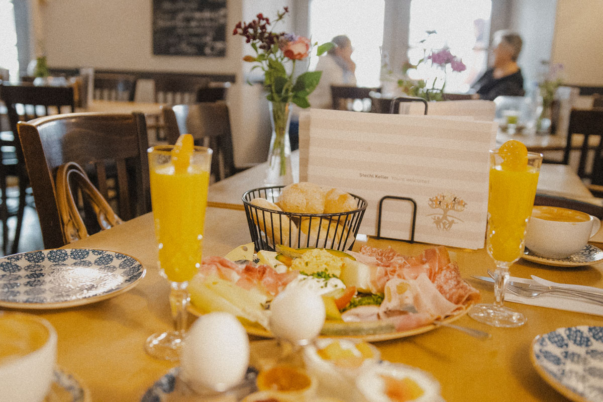 Ein Leckeres regionales Frühstück mit Eiern, frisch gepresstem Orangensaft, Wurst und Käse