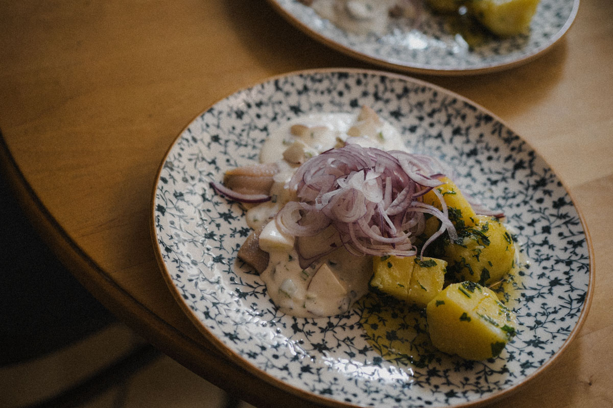 Ein Gericht mit Fisch da zu gibt es Kartoffeln in Petersilie