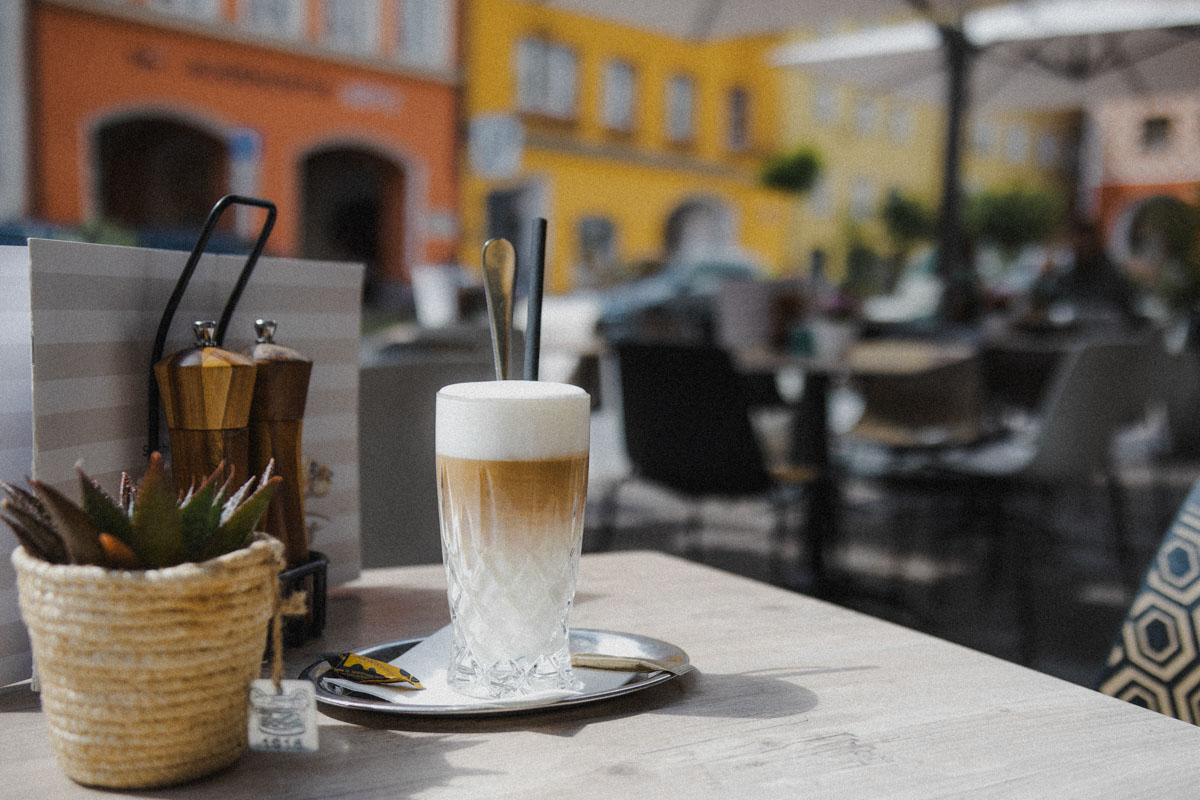 Ein Latte Macchiato auf der sonnigen Terasse vom Stechl Keller