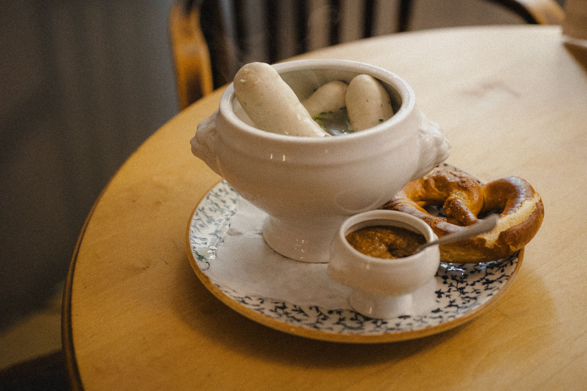Weißwurstfrühstück mit Weißwürsten, süßem Senft und Brezen im Stechl Keller