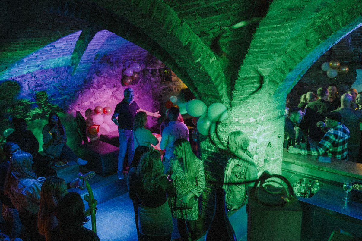 Viele Menschen feiern eine Party im Stechl Keller