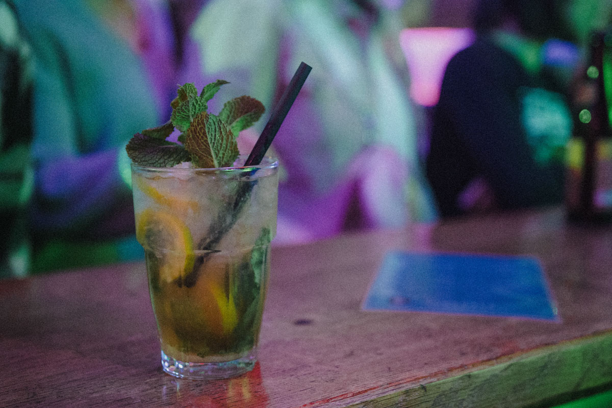 Ein Cocktail mit Limetten und Minze im Stechl Keller